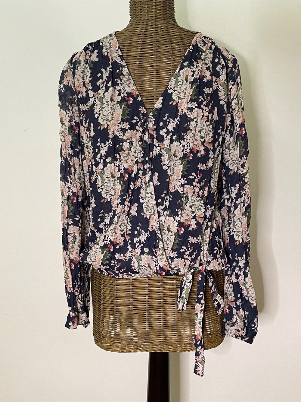 LUCKY BRAND Lightweight Navy Floral WRAP BLOUSE Top with Shell Pink Accents S